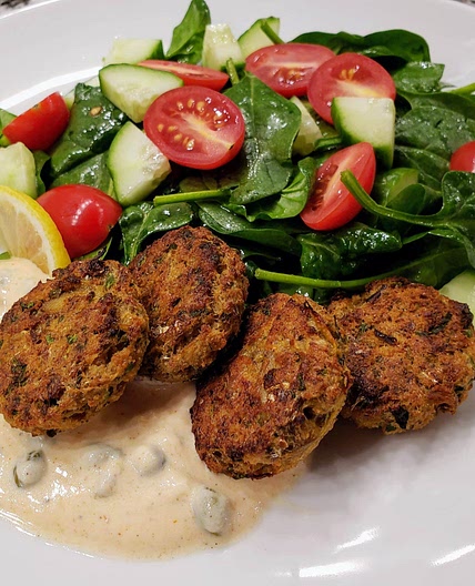 Sardine cakes with spicy yogurt sauce