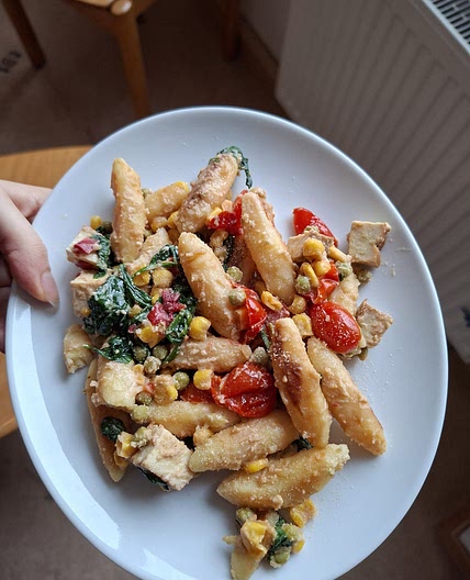 Schupfnudeln mit Erdnussoße und Spinat
