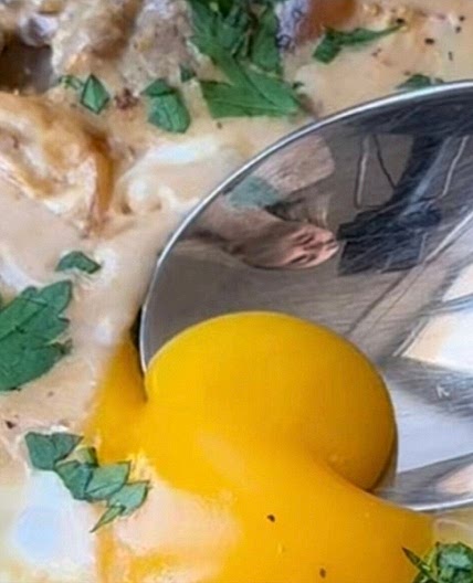 Œufs pochés à la crème et champignons