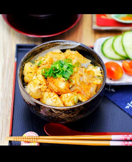 Oyakodon Rice Bowl mit Hähnchen & Ei |
