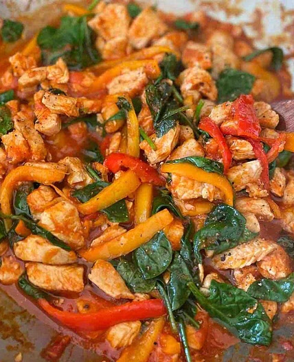 Tomato chicken with spinach and bell peppers