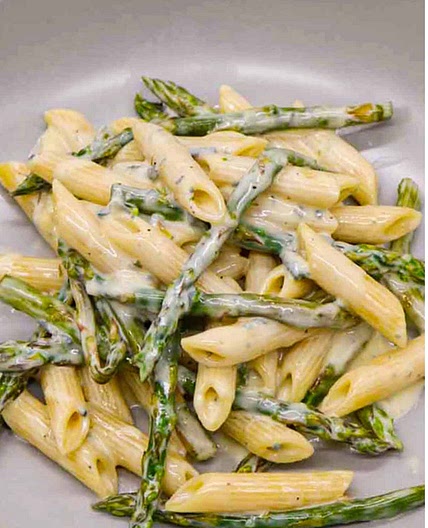 Gorgonzola penne pasta with chicken and asparagus 