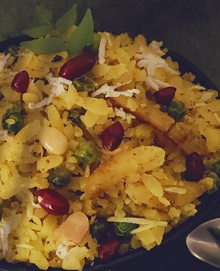 पौष्टिक पोहा (poushtik poha recipe in Hindi)