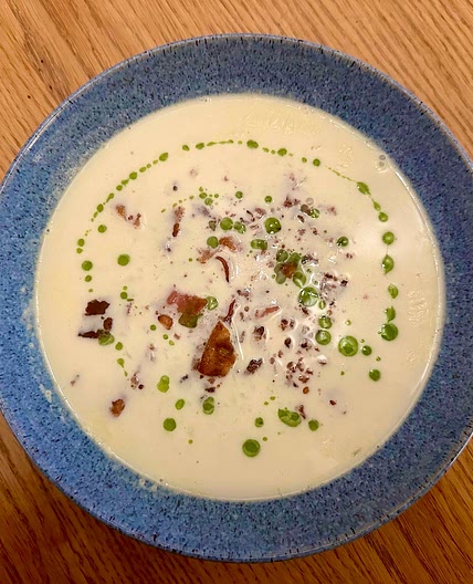 Cauliflower soup with crispy bacon