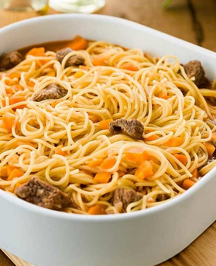 Carne guisada com massa e puré de tomate (sem vinho)