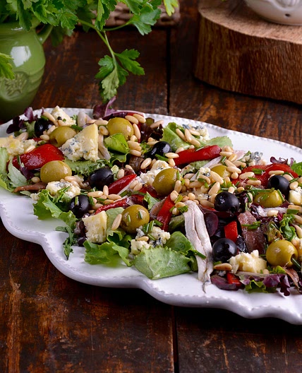 Ensalada de primavera (Ensalada con anchoas, boquerones, pimiento del piquillo y queso azul)