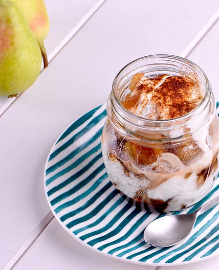Tarrito de yogur con pera caramelizada y granola