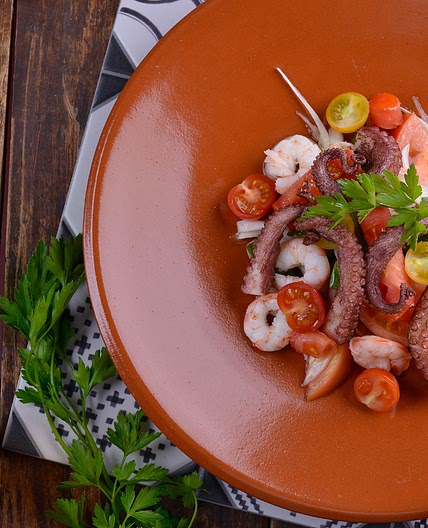 Pipirrana con pulpo y gamba
