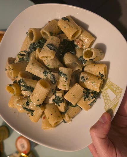 Rigatonis aux épinards, ail, et raclette