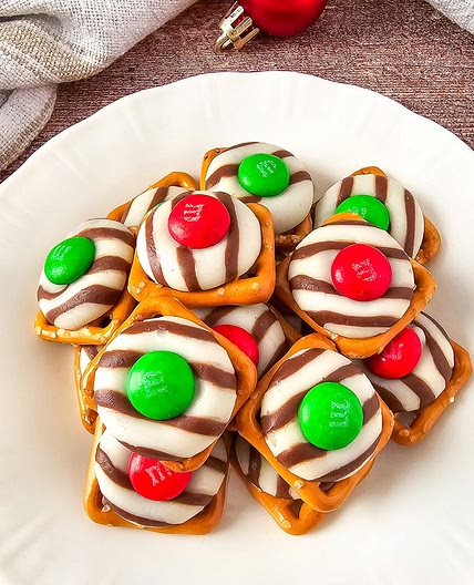 Easy Christmas Pretzels Hugs