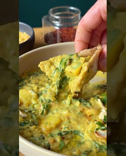 Goldene Linsensuppe mit Kartoffeln & Spinat