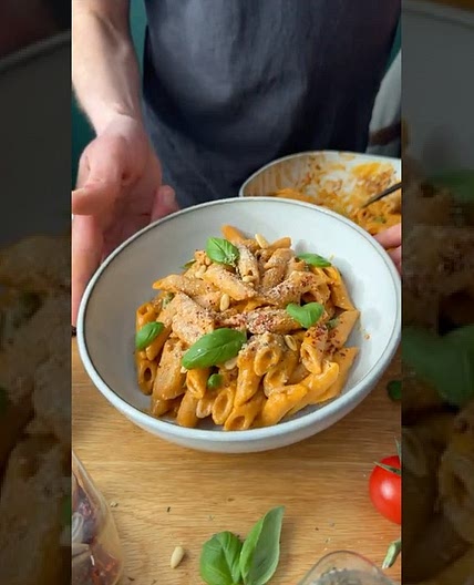 Nudeln in cremiger Paprikasauce