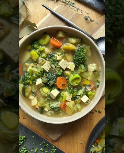 Reichhaltige Gemüsesuppe mit Tofueinlage