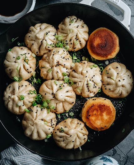 Sheng Jian Bao (生煎包, Shanghai Pan-Fried Pork Buns)