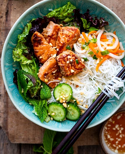 Refreshing Lemongrass Salmon Vermicelli Bowl