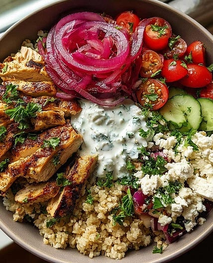 BOL MÉDITERRANÉEN AU POULET, FETA ET TZATZIKI