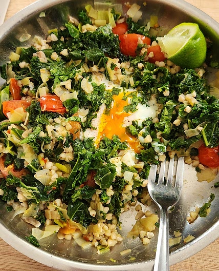 Spicy green shakshuka