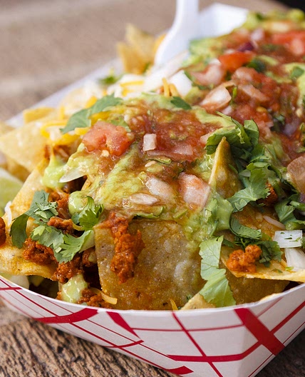 Nachos au guacamole, sauce salsa et cheddar