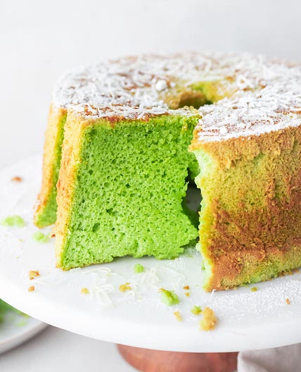 Fluffy Pandan Chiffon Cake (made with pandan leaves)