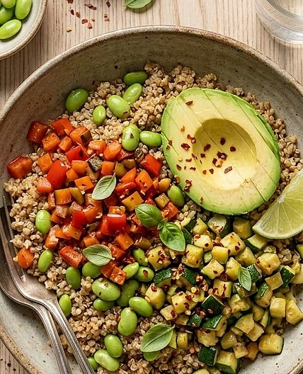 Quinoa-Gemüsepfanne mit Edamame & Avocado