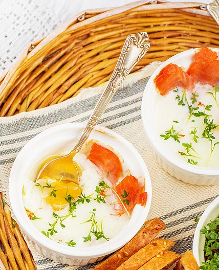 Œuf cocotte au saumon fumé et poireau