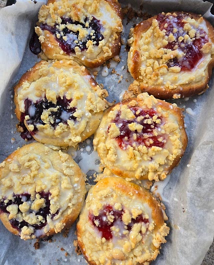 Sweet buns with ricotta and jam - Polish 'Drożdżówki'