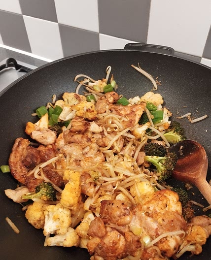 Chicken with bean sprouts and veggies