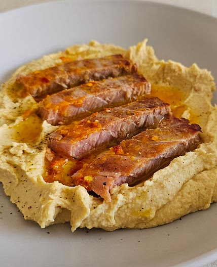 ATÚN CON HUMMUS Y VINAGRETA DE MANDARINA