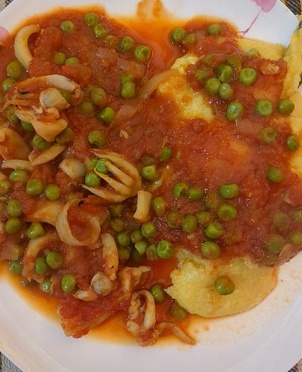 SEPPIE E PISELLI IN UMIDO CON POLENTA