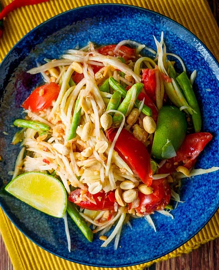 Thai Green Papaya Salad ส้มตำไทย (som tum)