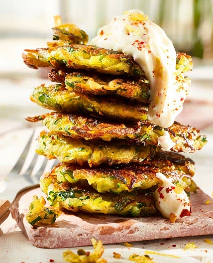 Zucchini-Puffer mit Zitronen-Dip