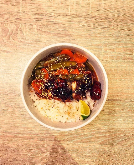 Poulet laqué et sauté de légumes au sésame