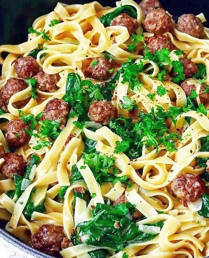 One Pot Hackbällchen-Pasta mit Blattspinat