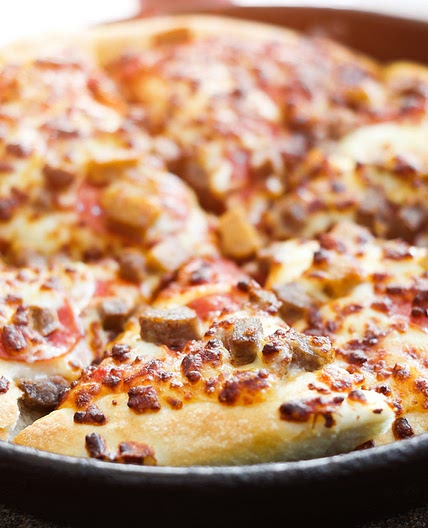 Pizza de frigideira com massa de panqueca