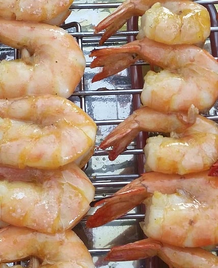 Espetos de camarão na brasa