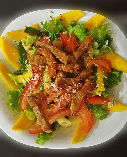 Salada com penne, manga e filé de lombo