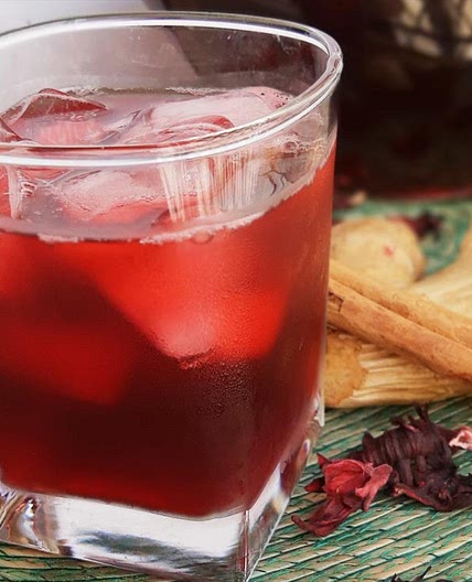 Agua de Jamaica con canela y jengibre