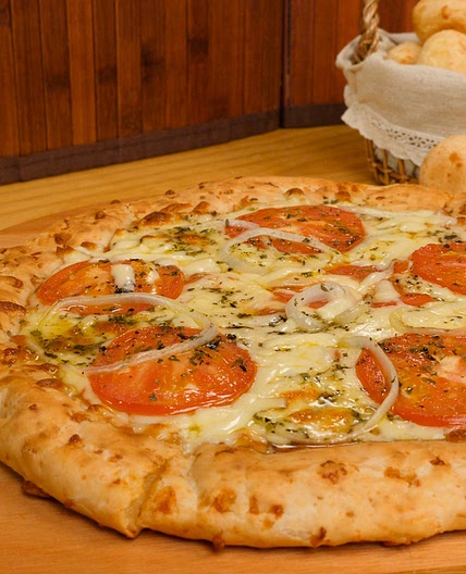 Pizza com borda de pão de queijo