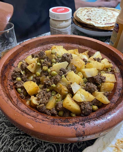 Tajine de viande hachée, petits pois et pommes de terre