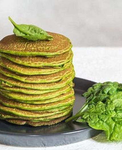 Torre de panqueques de espinacas