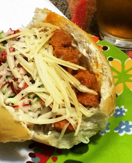 Sanduíche de linguiça fresca e queijo parmesão