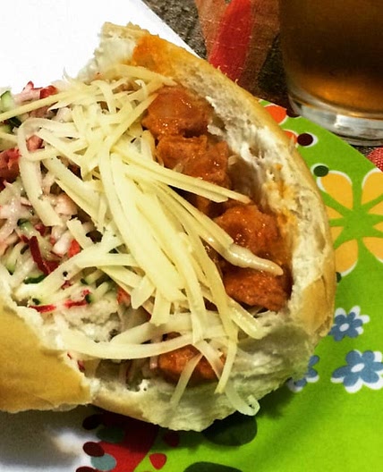 Sanduíche de linguiça fresca e queijo parmesão