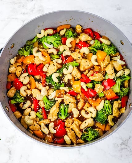 Easy Cashew Chicken Stir Fry with Broccoli and Peppers