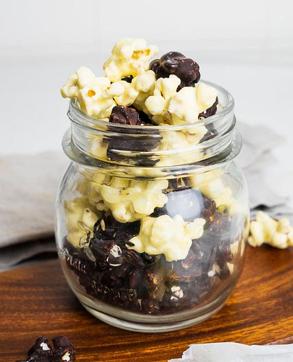 Pipocas zebra com dois chocolates