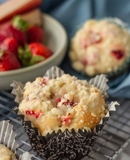 Erdbeer Rhabarber Streusel Muffins