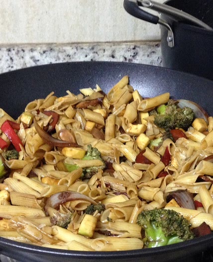 Macarrão com legumes ao shoyu na wok