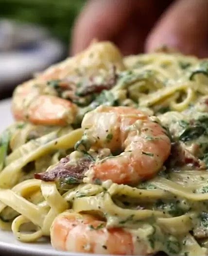 Macarrão com bacon e camarão ao alfredo