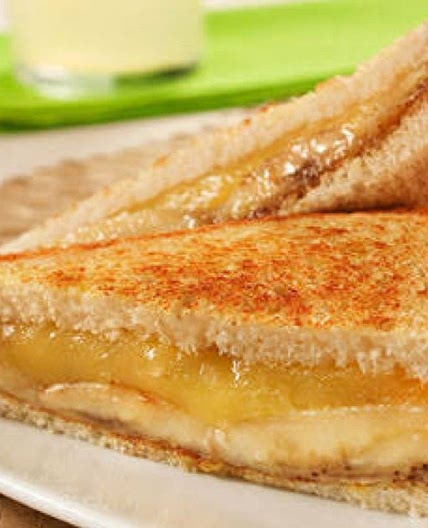 Sanduíche de banana com canela