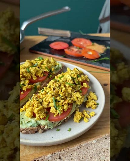 Rührtofu-Avocado-Brot