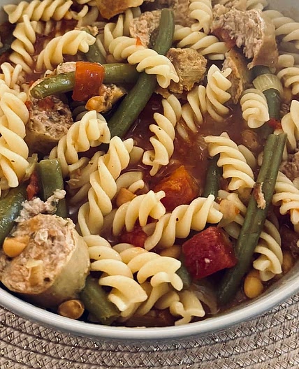 Pasta with sausages and green beans stew